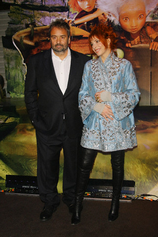 Exclu!!! les vid�os amateur de Myl�ne � l'arriv� et � la sortie de l'avant premi�re d'Arthur